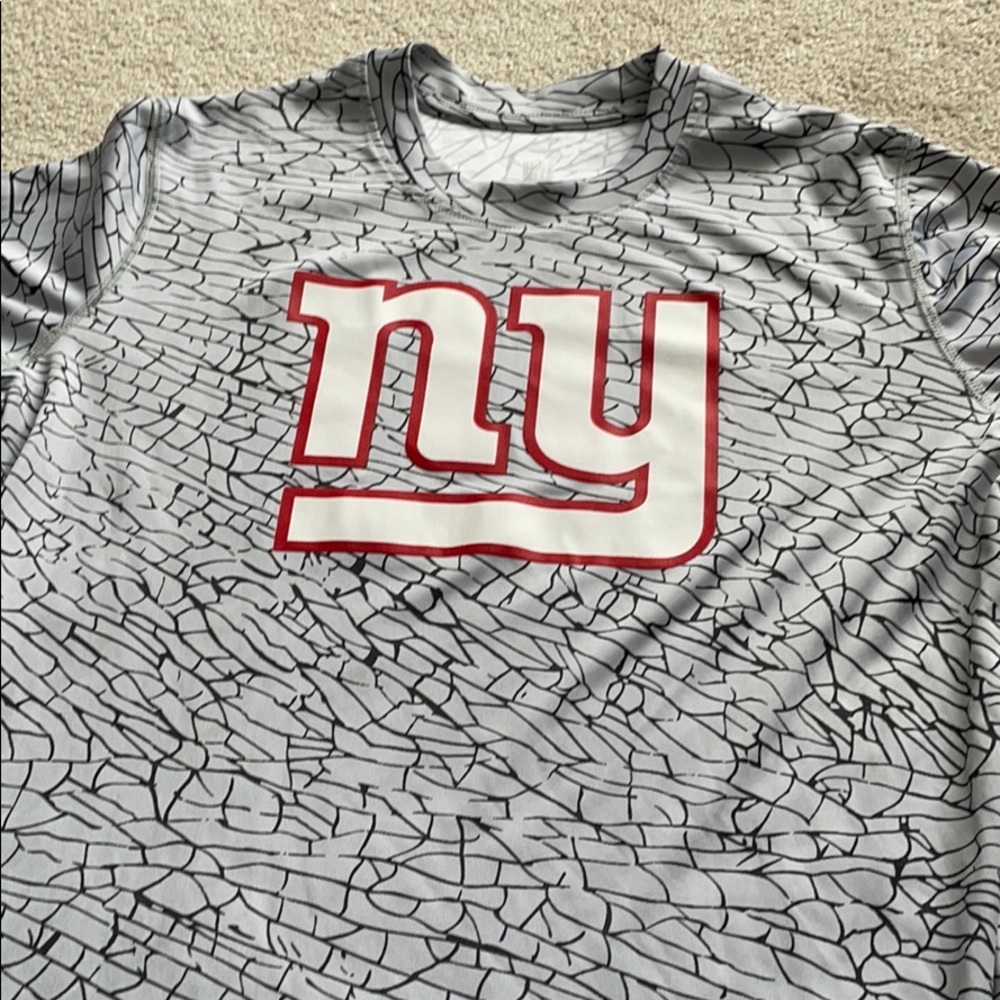 Ny Giants loon sleeve shirt. Size 14-16
